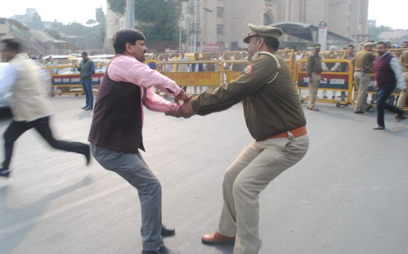 unnao case up police lathicharge on congress female worker pic going viral kpt