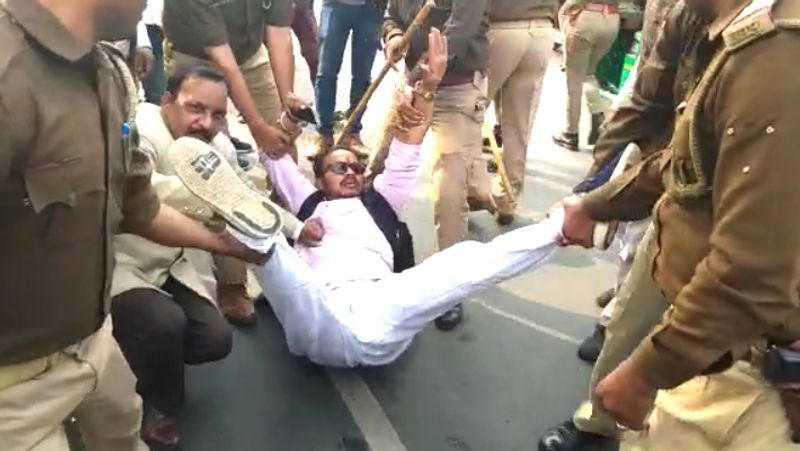 unnao case up police lathicharge on congress female worker pic going viral kpt
