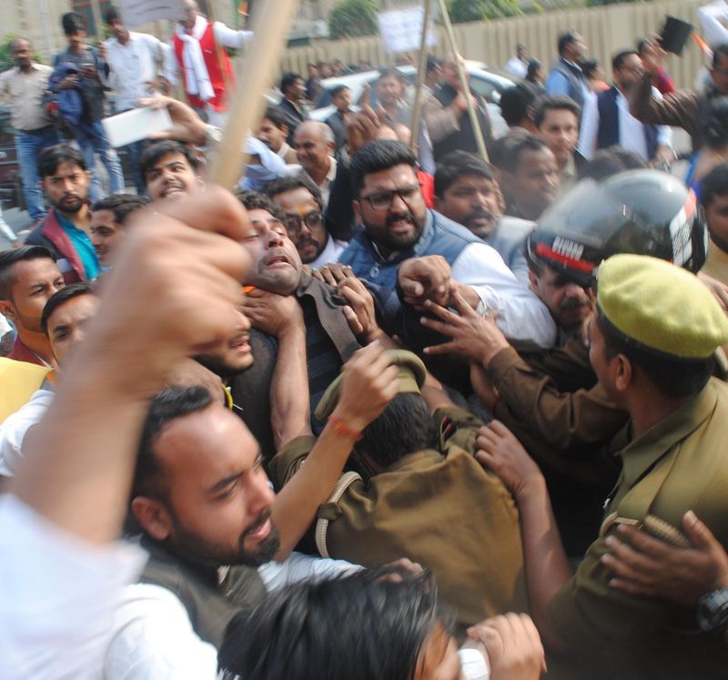 unnao case up police lathicharge on congress female worker pic going viral kpt