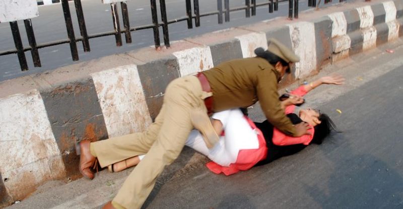 unnao case up police lathicharge on congress female worker pic going viral kpt