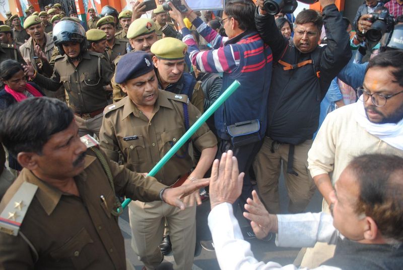unnao case up police lathicharge on congress female worker pic going viral kpt