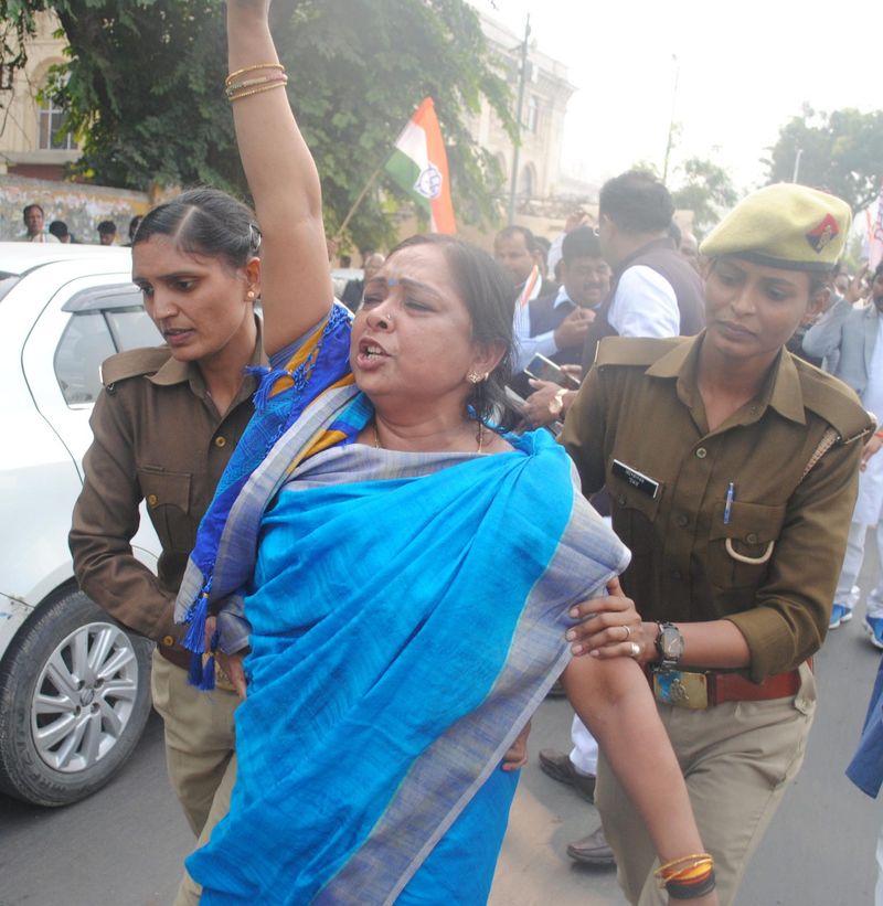unnao case up police lathicharge on congress female worker pic going viral kpt