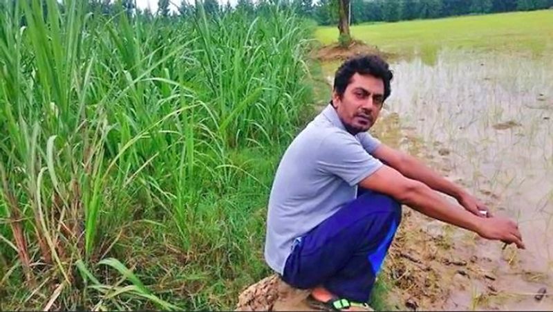 অভিনেতারা যখন মীরা রোডের কাছে থাকত, তখন লোকাল ট্রেনই অভিনেতার লাইফলাইন ছিল। স্টেশনেই বেশিরভাগ সময় কাটাতেন অভিনেতা। একদিন তার ফোন আসার পর নওয়াজ স্টেশনের লাইনের দিকে তাকিয়ে ছিল, কখন ট্রেন আসবে।