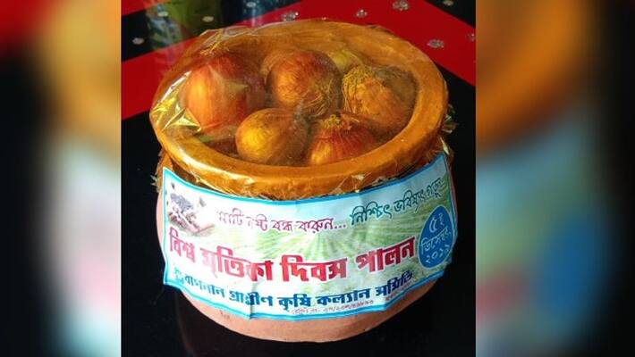 Guests get Onion as gift for participating a programme at Bagnan Guests get Onion as gift for participating a programme at Bagnan
