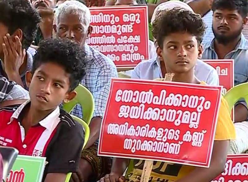 kavalappara landslide villagers protest against Authorities