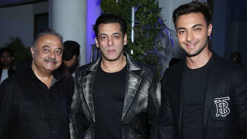 salman khan pregnant sister arpita khan at event with husband and son KPJ