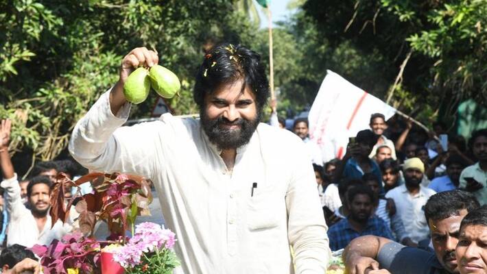 Police obstructs pawan kalyans convoy at tuni in East godavari district Police obstructs pawan kalyans convoy at tuni in East godavari district
