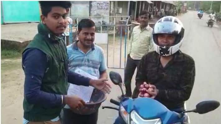 Onions distributed for free in Bardhaman to spread road safety awareness Onions distributed for free in Bardhaman to spread road safety awareness