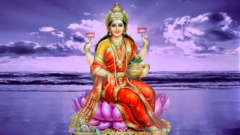 ತಾಯಿ ಲಕ್ಷ್ಮಿಯ ಕೃಪೆ ಅವರ ಮೇಲೆ ಇಲ್ಲ: ಅಶುದ್ಧ ಬಟ್ಟೆಗಳನ್ನು ಧರಿಸುವ ವ್ಯಕ್ತಿ , ಯಾರ ಹಲ್ಲುಗಳು ಸ್ವಚ್ಛವಾಗಿಲ್ಲ, ಯಾರು ಬಹಳಷ್ಟು ತಿನ್ನುತ್ತಾರೆ, ಯಾರು ಕೆಟ್ಟ ಪದಗಳನ್ನು ಮಾತನಾಡುತ್ತಾರೆ ಮತ್ತು ಸೂರ್ಯೋದಯದ ನಂತರ ಎಚ್ಚರಗೊಳ್ಳುತ್ತಾರೆ. ವ್ಯಕ್ತಿತ್ವ ಎಷ್ಟೇ ದೊಡ್ಡದಿರಲಿ, ಲಕ್ಷ್ಮಿ ಮಾತೆಯ ಅನುಗ್ರಹದಿಂದ ಅವನು ವಂಚಿತನಾಗುತ್ತಾನೆ ಎಂದು ಚಾಣಕ್ಯ ನೀತಿ ಹೇಳುತ್ತದೆ. 