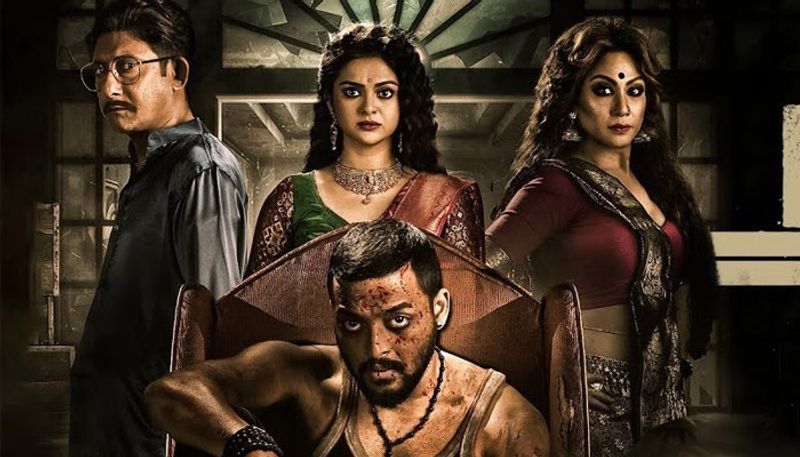 বহু প্রতীক্ষিত সিরিজ 'মন্টু পাইলট' । পরিচালক দেবালয় ভট্টাচার্যের পরিচালনায় মুক্তি পেতে চলেছে ওয়েবসিরিজটি। ১ লা ডিসেম্বরেই ওয়েবসিরিজটির ট্রেলার মুক্তি পেয়েছে। কলকাতার যৌনপল্লীতে এসে পড়া এক নারী এবং তার ভালবাসার মানুষ দালাল মন্টুর গল্পই ফুটে উঠবে ওয়েবসিরিজটিতে। শরীর, ব্যবসার এই অন্ধকার জগৎ থেকে বেরিয়ে আলোর নিঃশ্বাস নিতে চায় দুজনেই। কখনও একসহ্গে আবার কখনও একা, এভাবেই চলেছে তাদের দীর্ঘ লড়াই। যৌনপল্লীর প্রেক্ষাপটে একটি মর্মস্পশী হৃদয়বেদারক ভালবাসার গল্প দেখতে চলেছেন দর্শক। ওয়েবসিরিজটিতে অভিনয় করেছেন সোলাঙ্কি রায়, সৌরভ দাস, কাঞ্চন মল্লিক, চান্দ্রেয়ী ঘোষ , সুব্রত দত্ত সহ অন্যান্য অভিনেতারা। আগামী ১৩ই ডিসেম্বর থেকে 'হইচই' প্ল্যাটফর্মে দেখা যাবে এই ওয়েবসিরিজটি।
