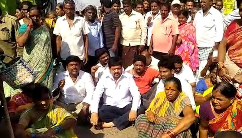 మచిలీపట్నంలోని 50 డివిజన్లలో పోటీ అనివార్యం అనుకుంటున్న తరుణంలో 11వ వార్డులో తెదేపా అభ్యర్థి నాటకీయంగా బరిలో నుంచి తప్పుకోవడం చర్చనీయాంశం అయ్యింది.