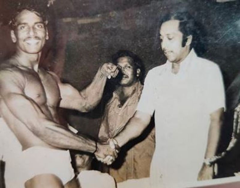நடிகர் முத்துராமனுடன் எடுத்து கொண்ட புகைப்படம்