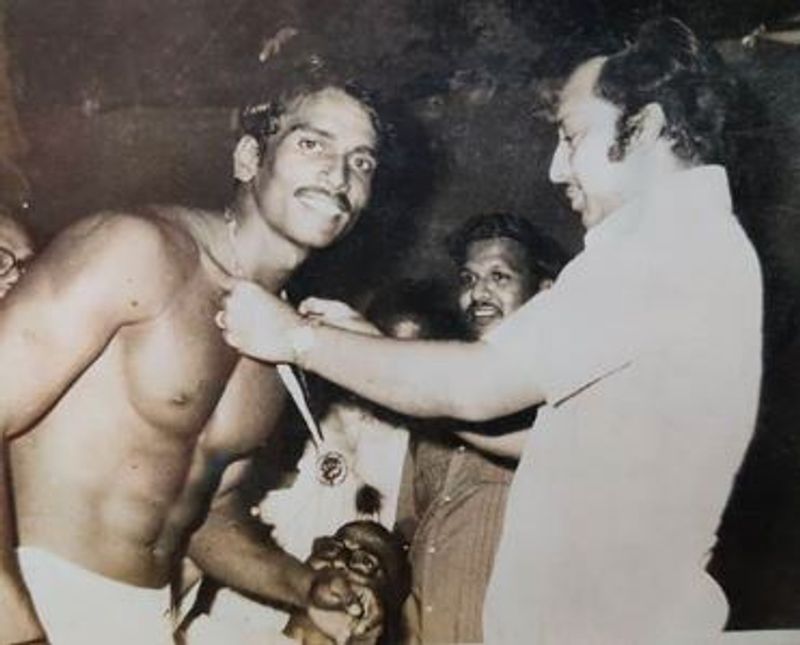 மிஸ்டர் மெட்ராஸ் முத்துராமன் கையால் வாங்கிய போது எடுத்த புகைப்படம்