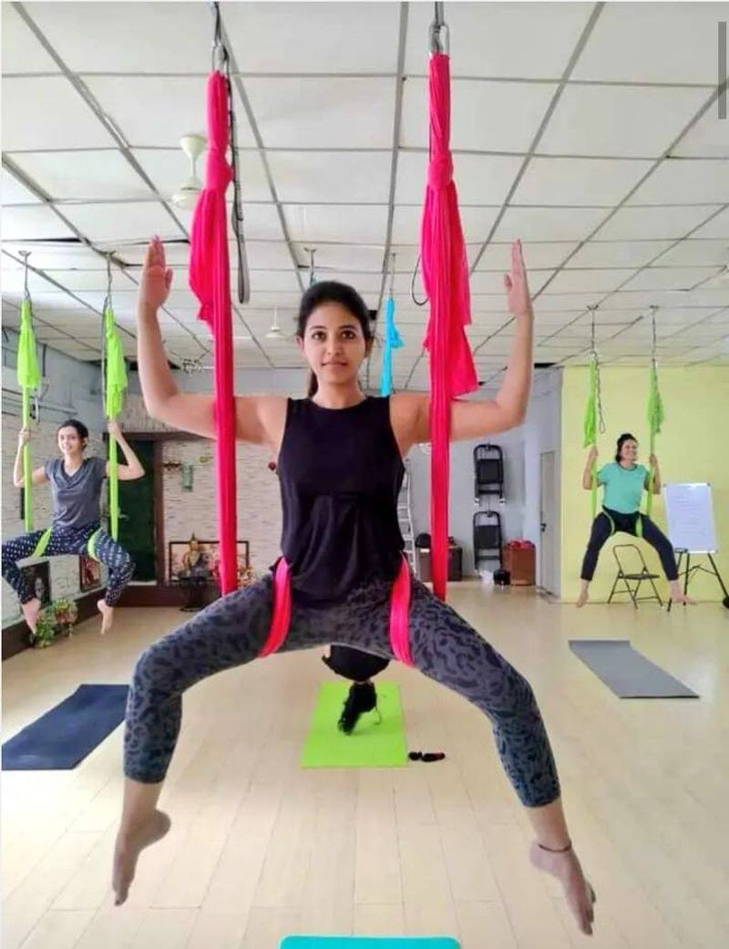 actress anjalai doing yoga and the snap goes viral in the social media