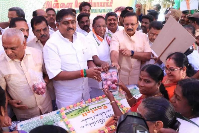 Puducherry CM Narayanasamy Celebrates Sonia Gandhi Birthday by Distributing Onions KPP