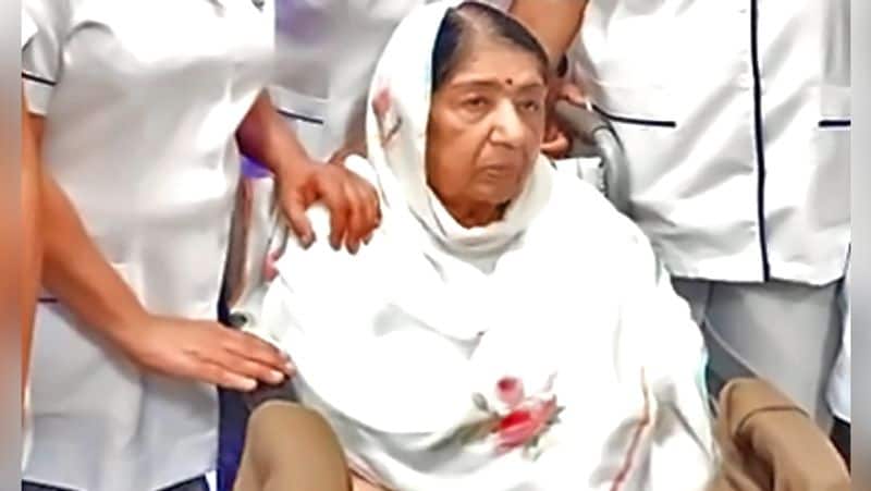 Veteran singer Lata Mangeshkar has sung tens of thousands of songs as a playback singer. She is fondly referred to as the nightingale of India. However, not many of us are aware that someone had once tried to kill the Bharat Ratna singer. 