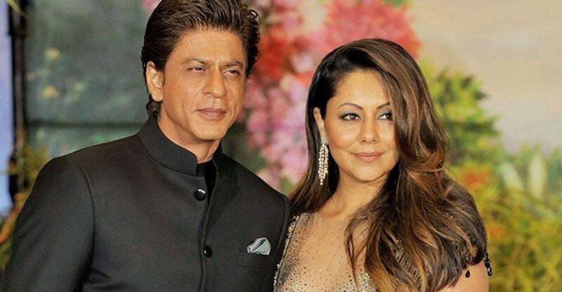 Bollywood Star Shahrukh khan Take His Wife Gown In Award Function