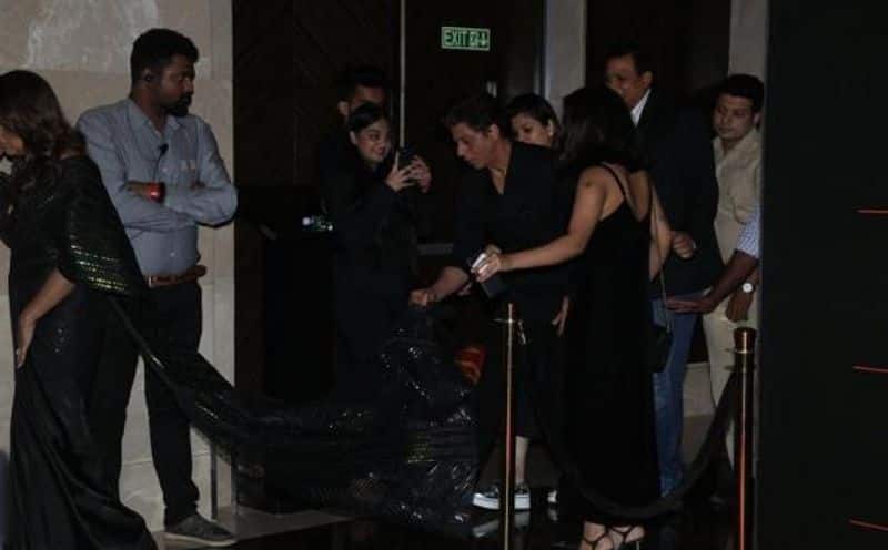 Bollywood Star Shahrukh khan Take His Wife Gown In Award Function