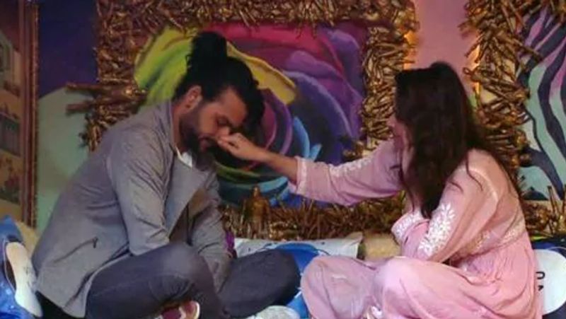 Bigg Boss 13 Vishal Aditya Singh And Madhurima Tuli Romantic Moments in Show After Breakup KPY
