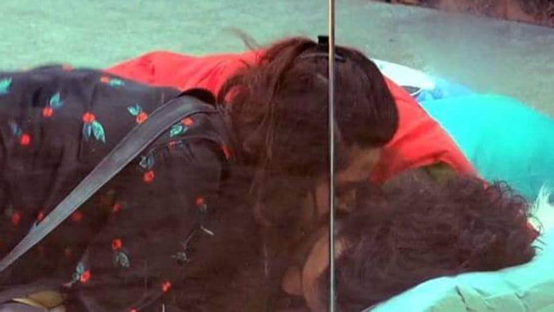 Bigg Boss 13 Vishal Aditya Singh And Madhurima Tuli Romantic Moments in Show After Breakup KPY