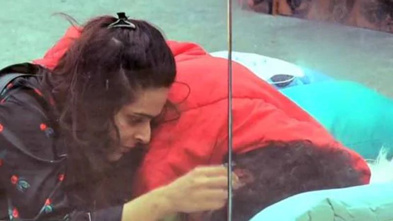 Bigg Boss 13 Vishal Aditya Singh And Madhurima Tuli Romantic Moments in Show After Breakup KPY