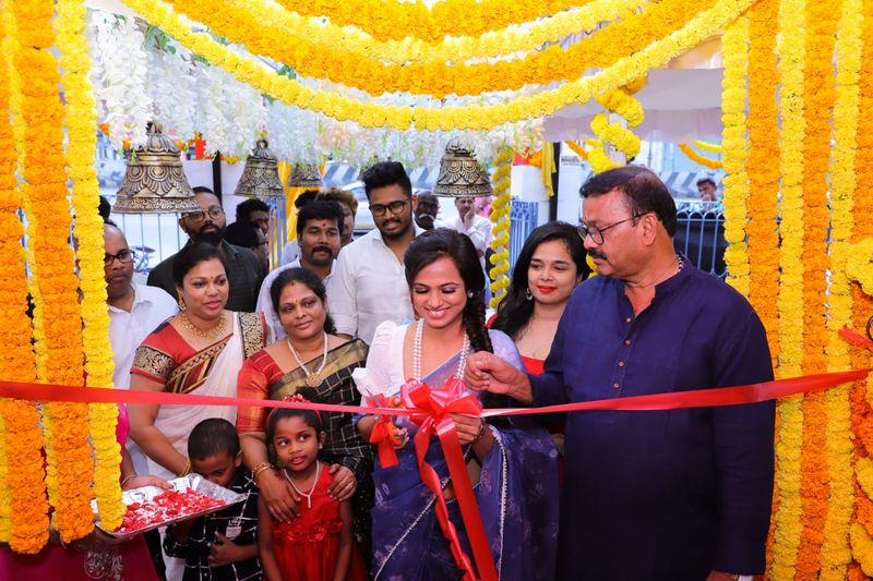 ஆனந்த புன்னகையோடு ரிப்பன் கட்டிங்