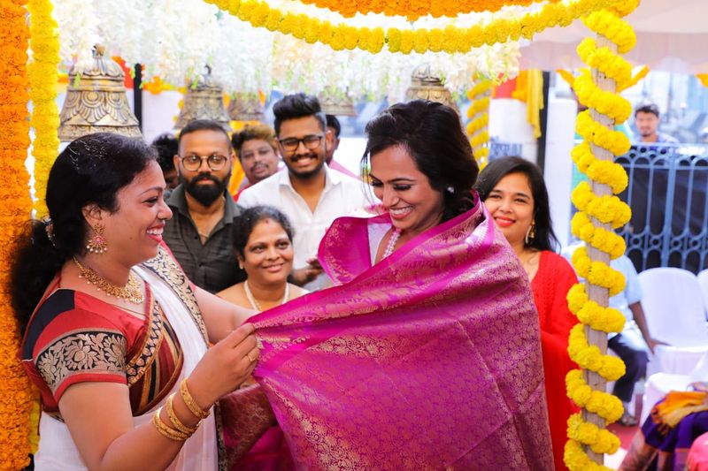 பொன்னாடை போத்தியபோது எடுக்கப்பட்ட புகைப்படம்