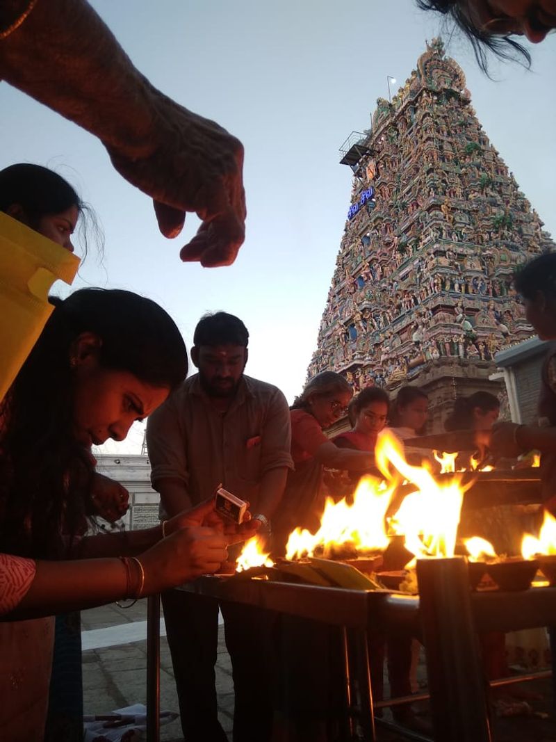 ஆண்களும் பாகு பாடுயின்றி விளக்கேற்றிய தருணம்