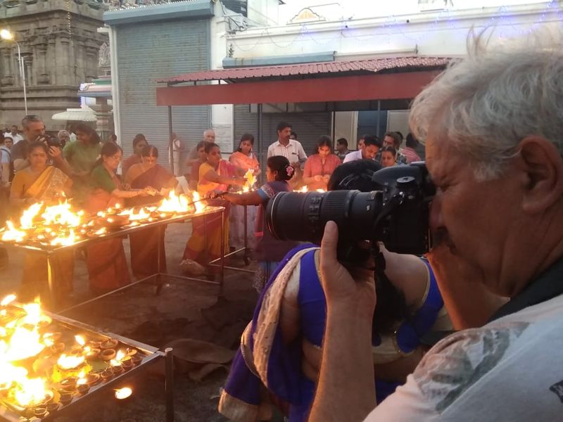 விளக்கு எரியும் அழகை புகைப்படம் எடுக்கும் வெளிநாட்டவர்