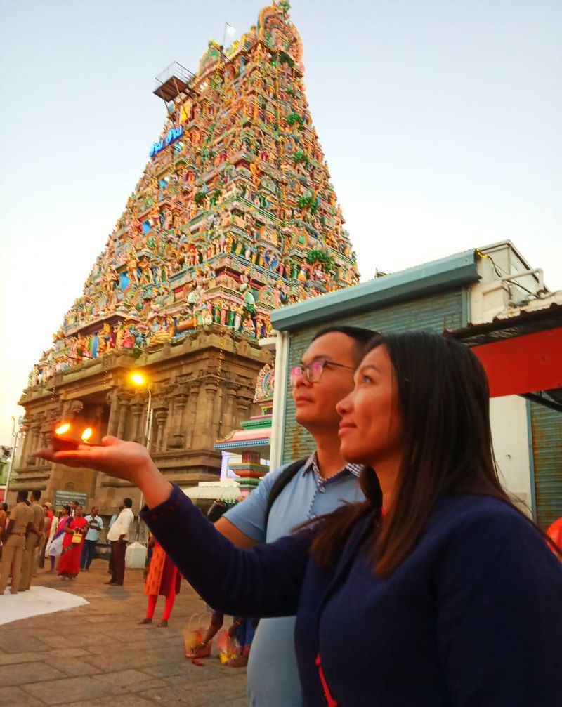 அகல் விளக்கேற்றி ஸ்வாமியை தரிசித்த வெளிநாட்டவர்