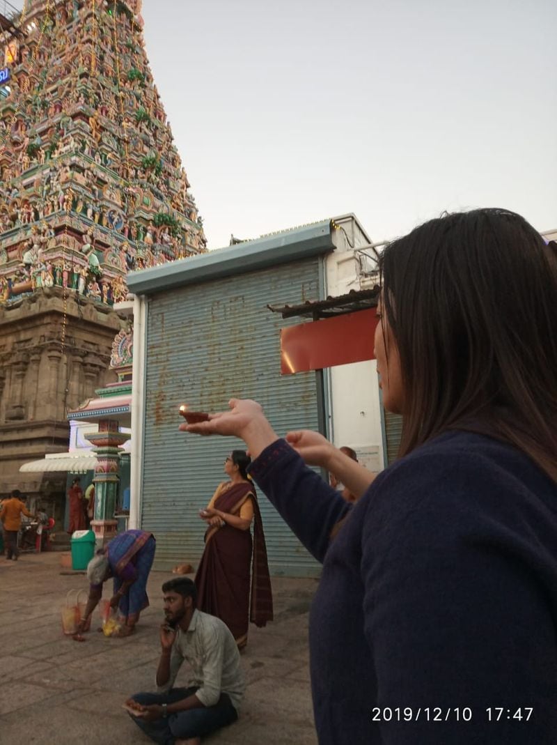 கையில் அகல் ஏந்தியவாறு வெளிநாட்டு பெண்