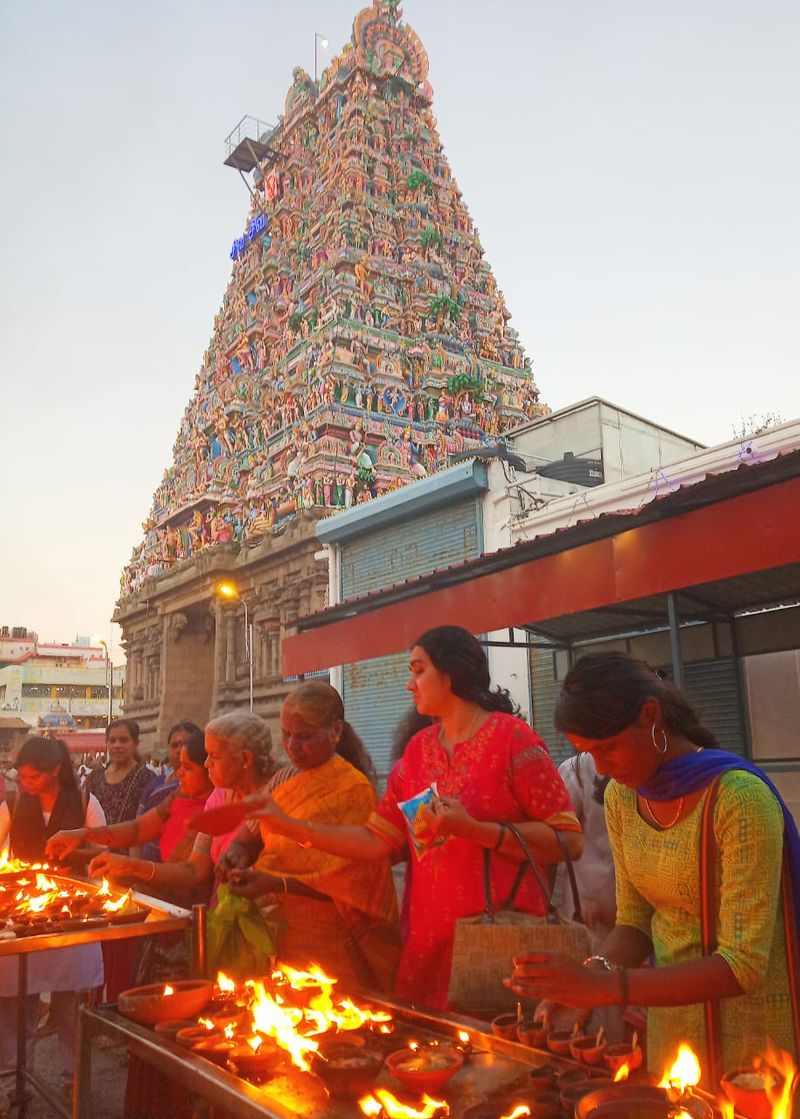 கோவிலில் அணிவகுத்த பெண்கள் கூட்டம்