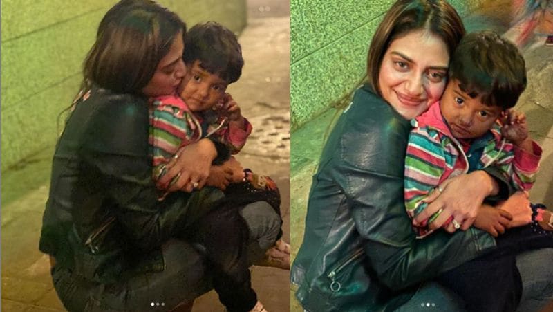 Nusrat Jahan Share A Photo With Balloons Selling kid KPJ