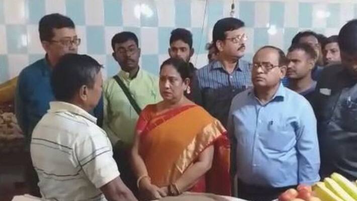 Bidhannagar mayor Krishna Chakraborty sudden visit in salt lake market Bidhannagar mayor Krishna Chakraborty sudden visit in salt lake market