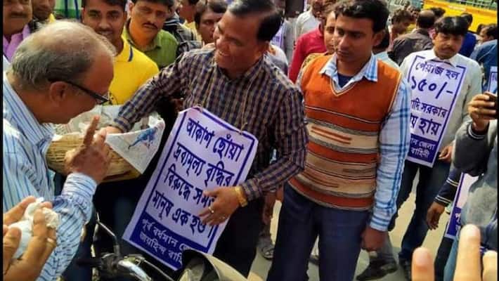 TMC distributes apples to protest against high price of Onion TMC distributes apples to protest against high price of Onion