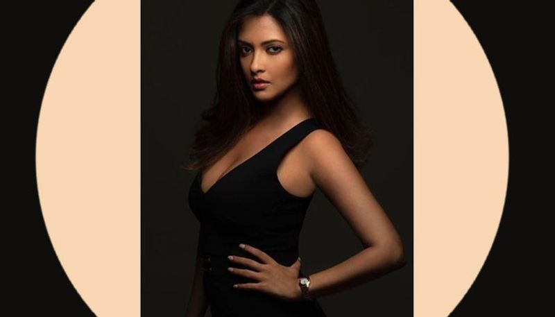 বলিউড অভিনেত্রী রিয়া সেন মাঝে মাঝেই তার সাহসী পোশাকের জন্য প্রচারের শীর্ষে থাকেন। কাজের ব্যস্ততার মধ্যেও এই ধরনের ফটোশ্যুটে এর আগে তাকে অনেকবার দেখা গিয়েছে।