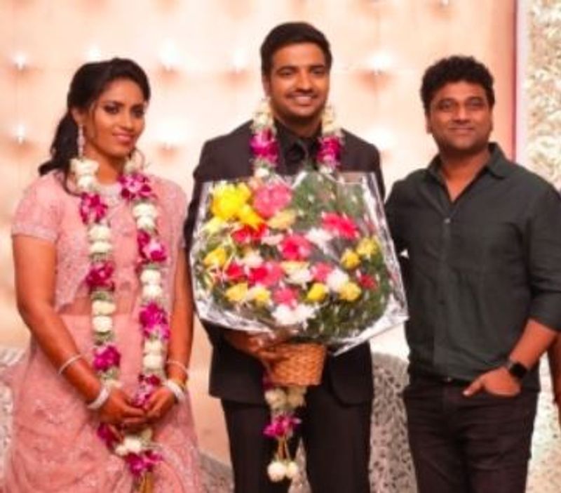 பொக்கே கொடுத்து வாழ்த்திய பிரபலம்