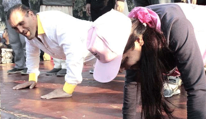 female SDM officer pooja chanwaria defeated the great khali in push up competition in yamunanagar haryana female SDM officer pooja chanwaria defeated the great khali in push up competition in yamunanagar haryana