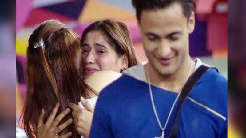 govinda niece arti singh cried after reading her mother letter bigg boss 13 KPJ