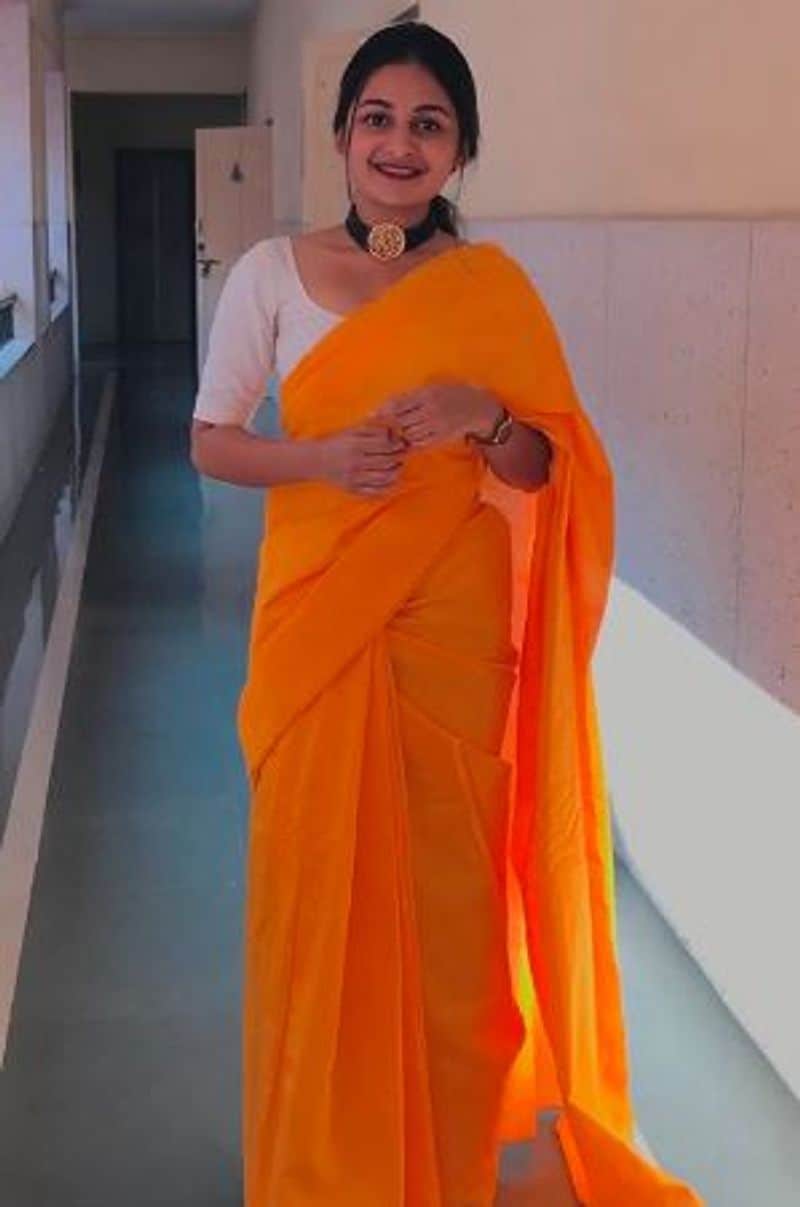 மஞ்சள் நிற சேலையில் செம்ம அழகு