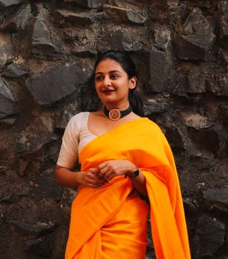 கியூட்டாக நிற்கும் குழந்தை நட்சத்திரம் எஸ்தர்