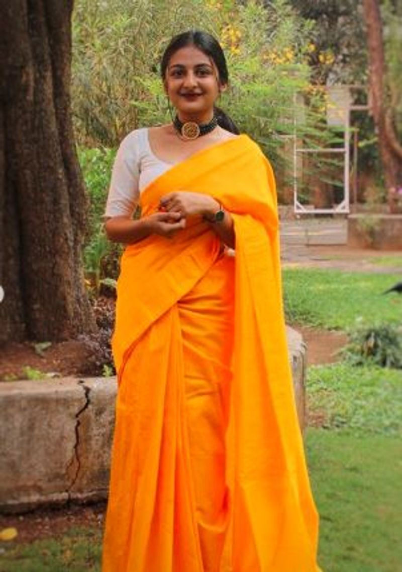 அழகு சிலை போல் நிற்கும் எஸ்தர்
