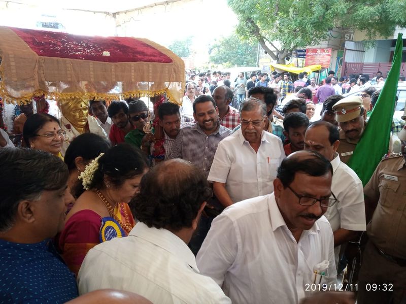 பாரதியார் பல்லாக்கை தூக்கி வரும் அமைச்சர் மாஃபா பாண்டியராஜன்