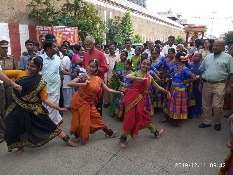 நடனம் ஆடும் பெண்கள்