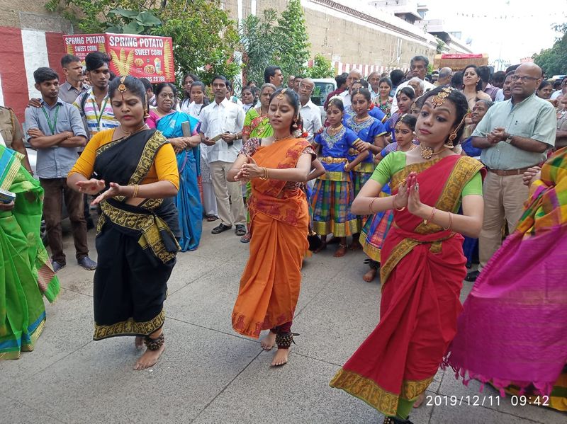 பெண்களின் வீர நடனம்
