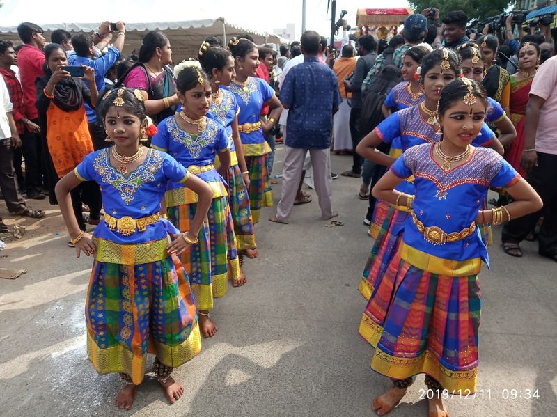 வரிசையாய் நின்று நடனம் ஆடும் குழந்தைகள்