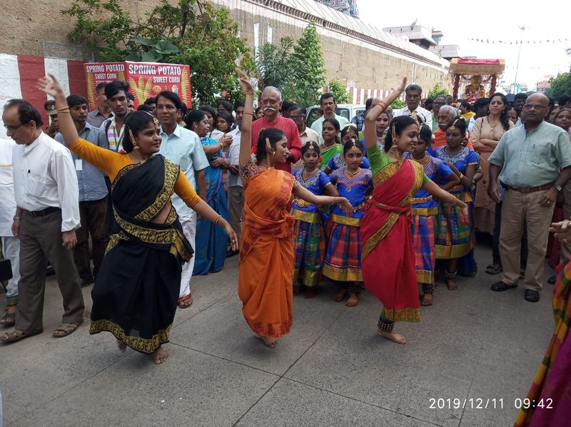 கண்களை கவரும் பெண்கள் பரதம்