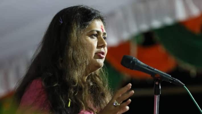bjp lotus and amit shah and narendra modi photo was missing in pankaja munde rally kpm bjp lotus and amit shah and narendra modi photo was missing in pankaja munde rally kpm