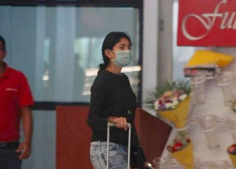 actress sai pallavi put the mask photo goes viral in hydrabad airport