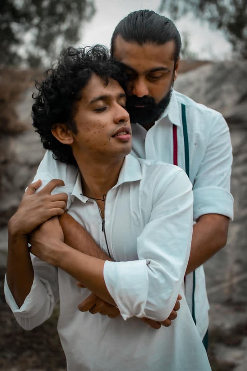 ఎల్జిబిటిక్యూ స్నేహితులతో సంభాషించేప్పుడు.. వారిని పిలిచేటప్పుడు వారి గుర్తింపుకు ప్రాముఖ్యత ఉంటుంది. వారు అతడు, ఆమె, లేదా థార్డ్ జెండర్ ఎలా గుర్తింపుకు ఇష్టపడతారు.. సింగిల్ గానా, ఫ్లూరల్ గానా ముందు తెలుసుకుని అలా ప్రాముఖ్యతనివ్వడం ముఖ్యం. 